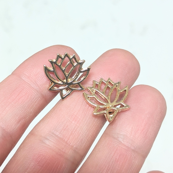 💎 Lotus Flower Studs Silver or Gold - Picture 3 of 5